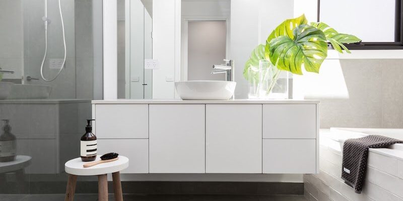 How to Keep a Clean and Shiny Bathroom Using Household Items